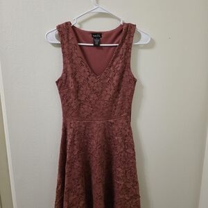 Elegant Lace Sleeveless Dress in Mauve